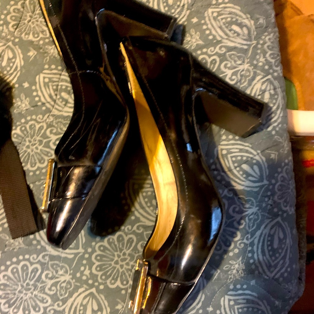 Ladies buckled pumps